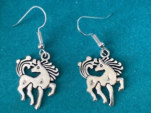 Hübsche neue versilberte skurrile Pferd Charm Haken Ohrhänger - Bild 1 von 2