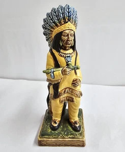 Statuina ceramica maiolica giapponese vintage 8" capo indiano americano con pipa pace - Foto 1 di 6