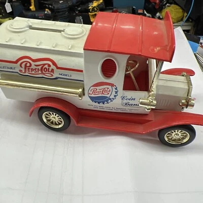 Banco de monedas de colección Pepsi Cola "100 años" rojo/blanco camión fundido a presión con llave. Nuevo en caja. Foto 1 de 2
