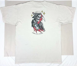 Camiseta Dark Seas Division Blanca MEDIANA Parca "Dormir con un ojo abierto" - Imagen 1 de 17