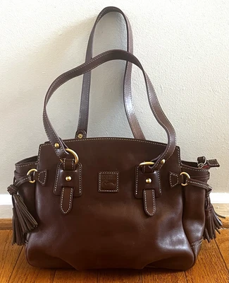 Bolsa satchel Dooney & Bourke pequena alada castanha couro florentino borla - Imagem 1 de 4