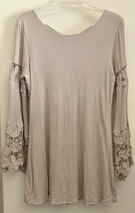 Minivestido boho Kori America talla mediana color topo con detalles de encaje espalda entrecruzada - Imagen 1 de 6