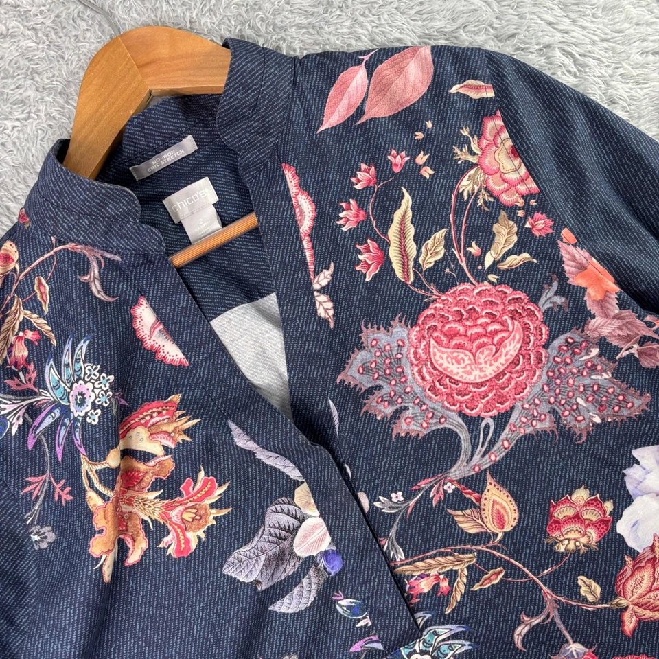 Blusa túnica floral elástica sin planchar look vaquero talla 2 (12) de Chico's con lengüeta enrollable Foto 1 de 4