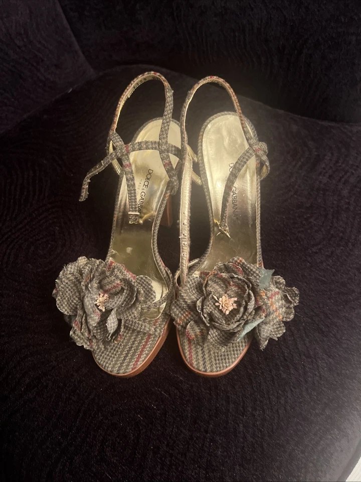 Dolce Gabanna Tacones Altos Punta Abierta Con Flor Foto 1 de 4