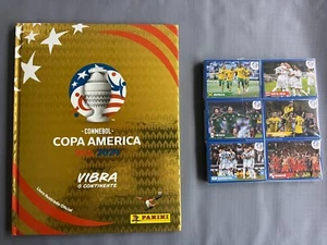 2024 Set Completo Panini Copa America Versione USA COVER RIGIDA BLU PARALLELO - Foto 1 di 1