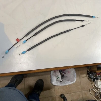 2000 - 2006 雪佛兰 SUBURBAN TAHOE 后升降闩锁和手柄电缆链。 — 第 1/4 张图片