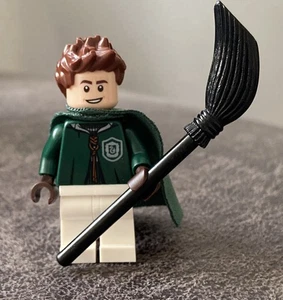 Lego Lucian Bole Minifigur dunkelgrüne Quidditch Uniform mit Besen hp135 75956 - Bild 1 von 4