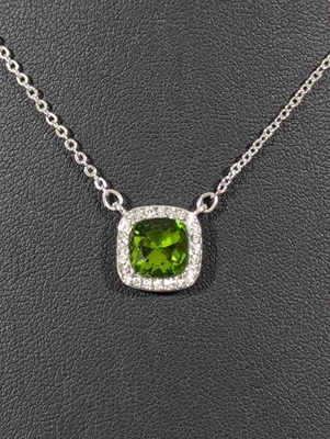 Collar colgante solitario halo circonita cúbica cuadrada verde tono plata piedra de nacimiento nupcial Foto 1 de 4