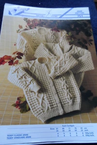 TEDDY ARAN PULLOVER / CARDIGAN STRICKMUSTER GR. 24-32 ins NEU (751) - Bild 1 von 4