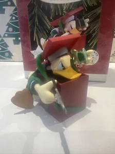 Donald’s Sorprendente Regalo Disney Navidad Sello Recuerdo Ornamento Nuevo en Caja - Imagen 1 de 17