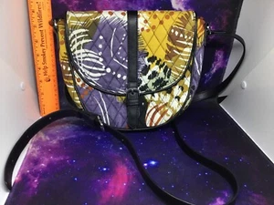 Vera Bradley gesteppte Umhängetasche bemalt Federn gelb lila Hipster Tasche Handtasche - Bild 1 von 3