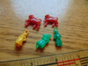 5 juguetes de plástico Cracker Jack - 2 leones - 3 figuras holandesas - Imagen 1 de 2