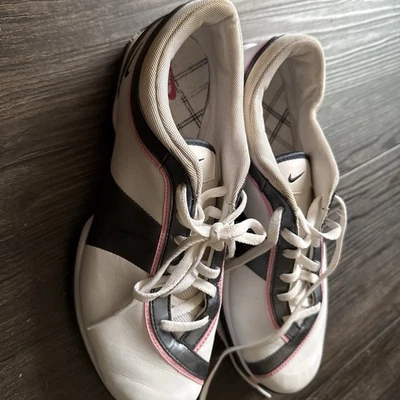 NUEVO Zapatos de Golf Nike Para Mujer Talla 9 Blanco Gris Rosa Air Tac Punta Suave Foto 1 de 2