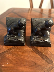 Paar patinierte Rüstung Bronze Cherub Buchstützen signiert und datiert CA Johnson 1914 - Bild 1 von 8