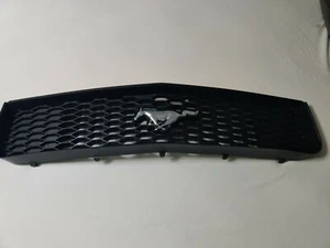 2008 2009 Ford Mustang Base V6 Upper Grille 6R33-8200-AAW OEM Free Shipping - Foto 1 di 12
