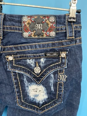 Vaqueros Miss Me Talla 28 Signature Boot Medidas 31x29 Solapa Bolsillo Puntada Gruesa Usados en Excelente Condición Foto 1 de 4