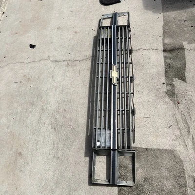  Передняя решетка для 1983-1984 Chevy C10-K10 с легкими ободками. - Изображение 1 из 4