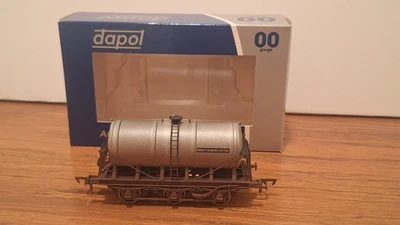 6-колесный танкер для молока Dapol 4F-031-042 OO Unigate Creameries выветренный - Изображение 1 из 4
