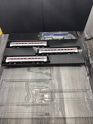 MTH O SCALE AMTRAK LOCOMOTIVE #450 W/ 3 PASSENGER CARS Kit - Image 1 of 4
