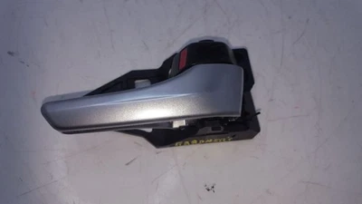 Manija de puerta interior pasajero derecho trasero 2015 16 17 Toyota Camry Foto 1 de 4
