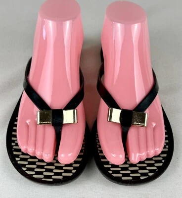 Chanclas de gelatina COACH Landon blancas y negras con lazo dorado talla 7B Foto 1 de 4