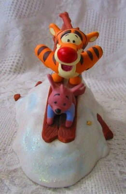 Disney Pooh & Friends "Guarda la neve qui veniamo" Tigro e Roo Sci - Immagine 1 di 4