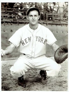 1937 Press Photo New York Giants Baseball catcher Ed Madjeski in game action - Picture 1 of 2