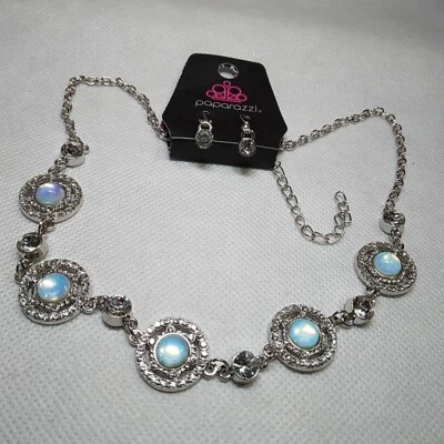 Juego de pendientes collar paparazzi ópalos acrílicos vidrio estrás tono plata Foto 1 de 4