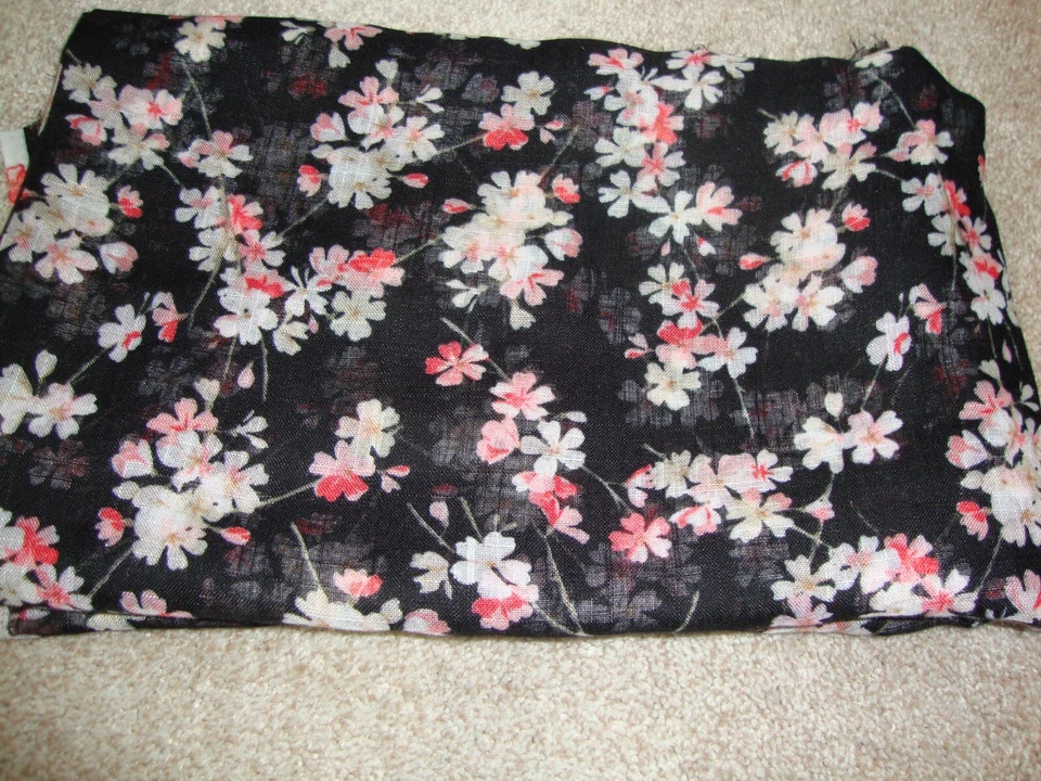 Tela tejida de gasa con estampado negro, rosa y blanco - 1 1/2+ yardas - poliéster/rayón Foto 1 de 1
