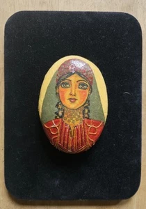 Kunst aus Bethlehem: Handbemalter Stein auf Samt - Bild 1 von 2