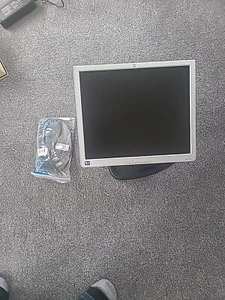 HP 1740 17 inch LCD TFT Flat Panel Colour Monitor with Stand / Cord - Picture 1 of 3
