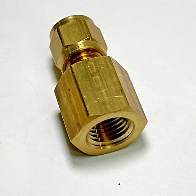 HOKE 4CF4BR CONNECTOR FEMALE 1/4 GYROLOK X 1/4 FEMALE NPT BRASS HR - Image 1 of 3