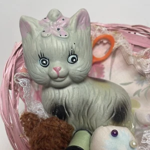 Statuina vintage gatto su sedia vimini rosa cucito artigianato spilla cuscino gattino - Foto 1 di 9