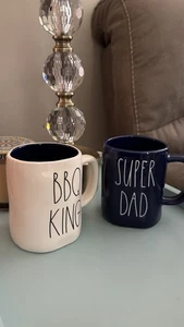 Rae Dunn Vatertag Becher Set Tassen BBQ King und Super Dad - Bild 1 von 7