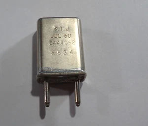 Radio Crystal 8400 KHz avec broches 0,093 S.T.J. Semblable à un FT-243 - Photo 1/6