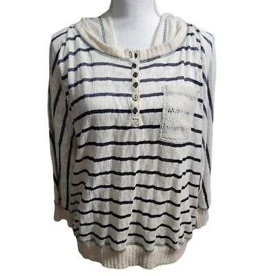 Blusa con Capucha American Rag Cie Rayas Blancas y Negras Encaje Capucha Talla 1X Cómoda Foto 1 de 4