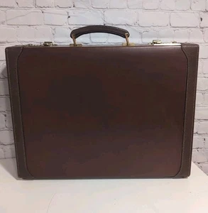 Chiusura valigetta vintage in pelle marrone Mark Cross Made in Italy lato rigido - Foto 1 di 23