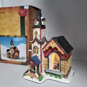 Iglesia de la ciudad iluminada de Navidad con escena interior en caja apx 11" de alto - Imagen 1 de 11