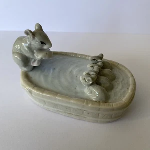 VINTAGE RETRO CUTE MOTHER MOUSE & BABIES IN BATH CERAMIC ORNAMENT - Picture 1 of 7