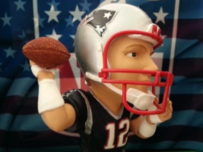 Boneco colecionável TOM BRADY NEW ENGLAND PATRIOTS Game Breaker deck superior - Imagem 1 de 4