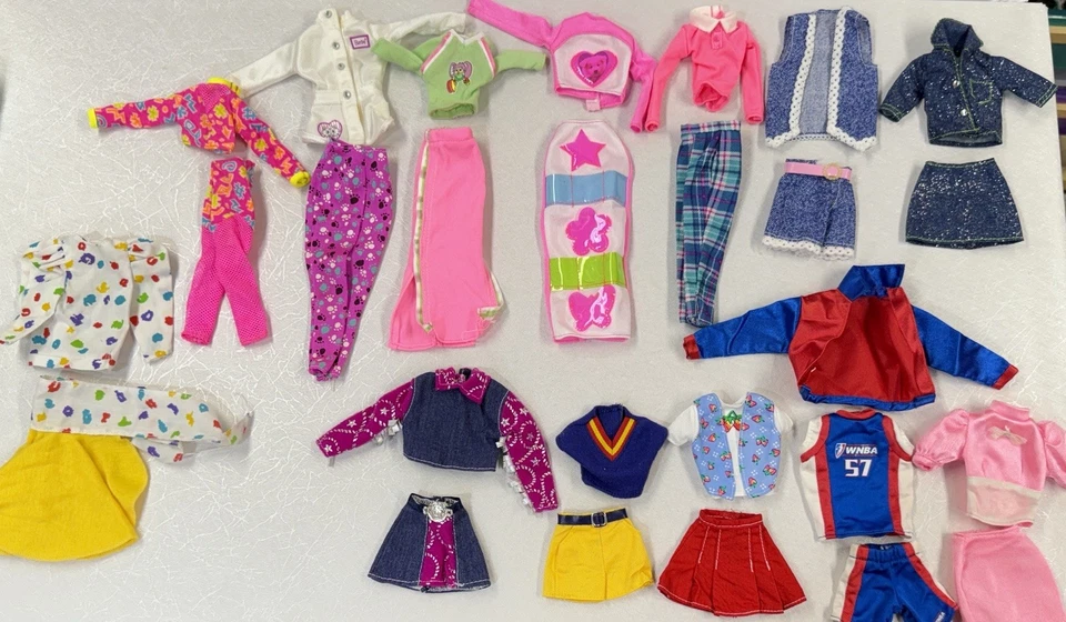 13 conjuntos a juego de muñecas Barbie de la década de 1990 juegos de parte superior e inferior 27 piezas usados en excelente estado Foto 1 de 4