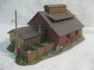 HO Scale Barn with Annex Assembled-weathered-landscape-detailed - Picture 1 of 10