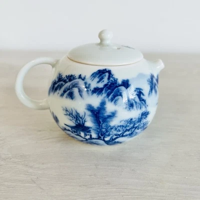 Antigo bule de porcelana chinês azul e branco assinado por Qianlong com paisagem 3” - Imagem 1 de 4