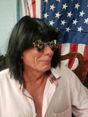 Seja uma estrela do rock dos anos 80 para o Halloween com esta peruca curta Jet Black - Imagem 1 de 2