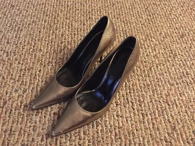 Tacones de salón Burberry metálicos dorados talla: 361/2 Foto 1 de 4