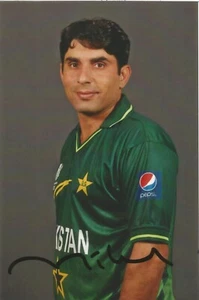 PAKISTAN CRICKET: MISBAH-UL-HAQ SIGNED 6x4 ODI PORTRAIT PHOTO+COA *PROOF* - Picture 1 of 2
