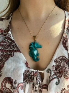 Seepferdchen Seepferd Anhänger grün mit hellem Opal Polymer Clay handgemacht - Bild 1 von 3