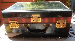 Estuche Tren Vintage Deco Negro Patente con Llave 2 Compartimentos Borde Cuadros Rojo y Verde - Imagen 1 de 5