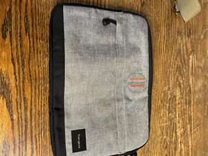 Targus Strata Laptop Sleeve Pewter Outside/Black Orange Inside Preowned  - Picture 1 of 4