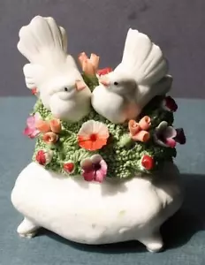 Hermosa Estatuilla Palomas Flores 3D 2 Palomas Capodimonte Hecha en Italia - - Imagen 1 de 1
